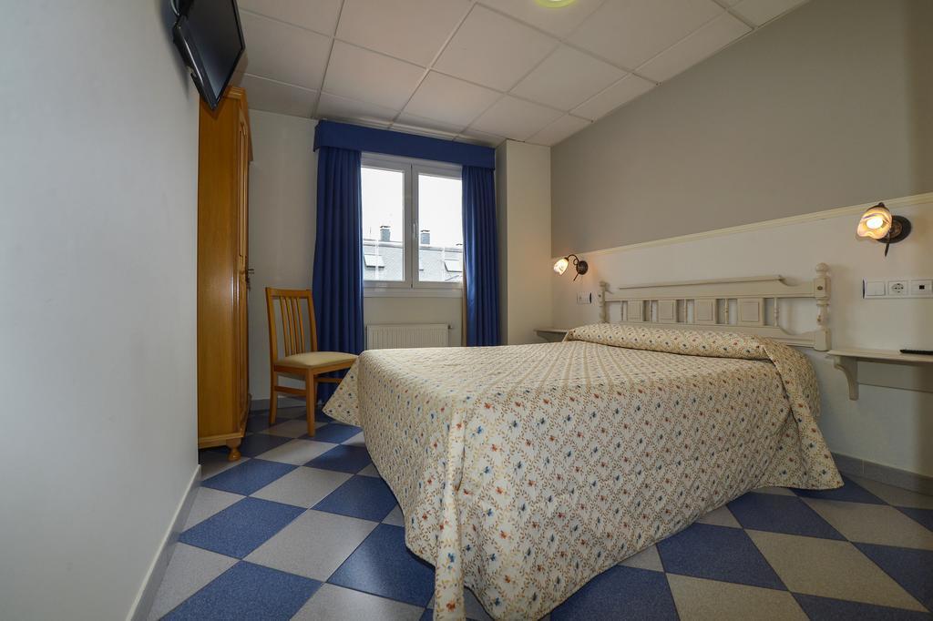 Hostal Linares Ribadeo Bagian luar foto